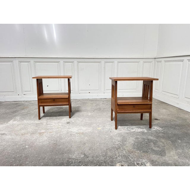 A lovely pair of veneer and solid oak for these vintage bedside tables dating from the 1950s with simple and elegant lines...