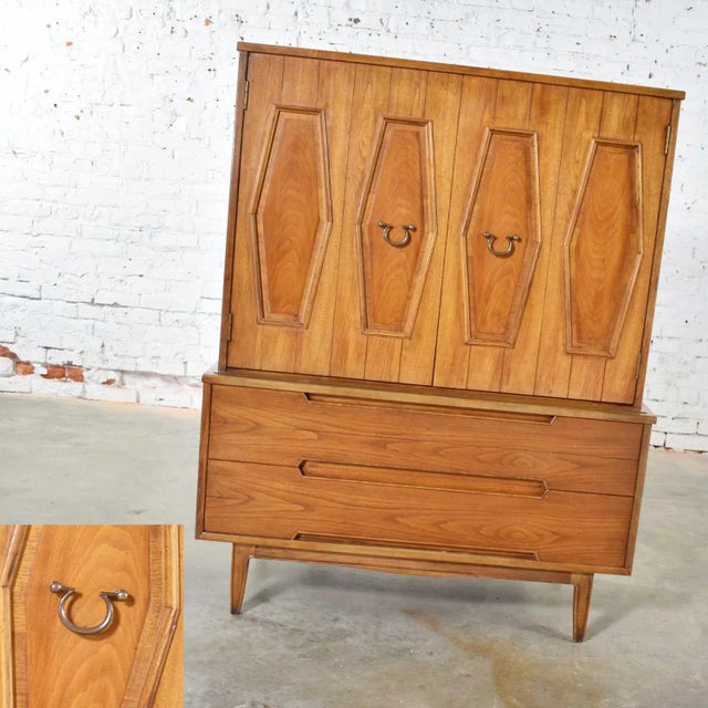 Mid Century Gentlemen's Chest With Hexagon Paneled Design and Brass Hardware For Sale - Image 6 of 13
