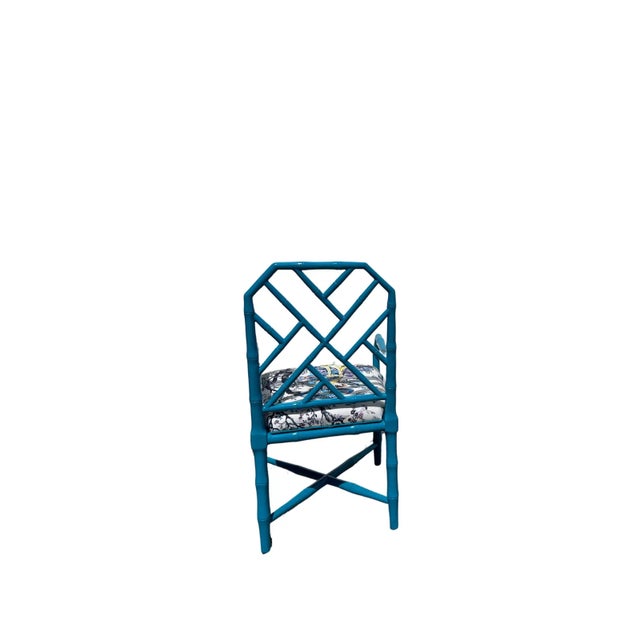Chinoiserie Mid 20th Century High-Gloss Peacock Blue Faux Bamboo Rosewood Chair & Coordinating Side Table For Sale - Image 3 of 3