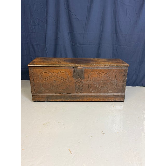 Antique English Carved Oak Trunk, 1650, in Very Good conditions. Designed before 1890