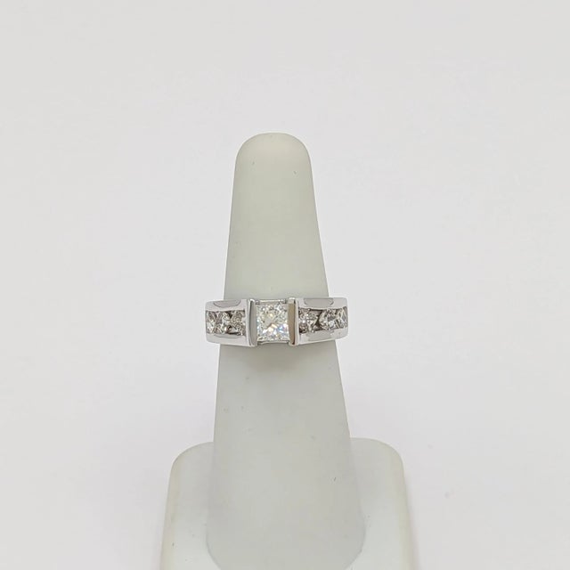 White Diamond Princess Cut Ring in 14K White Gold, size 5.5 For Sale In Los Angeles - Image 6 of 7