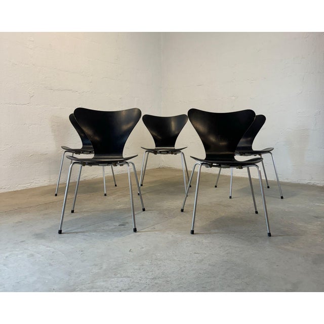 Dimensions: 20" W x 20 1/2“ D x 32 1/4“ H Origin: Denmark Designer: Arne Jacobsen Manufacturer: Fritz Hansen Year: ca...