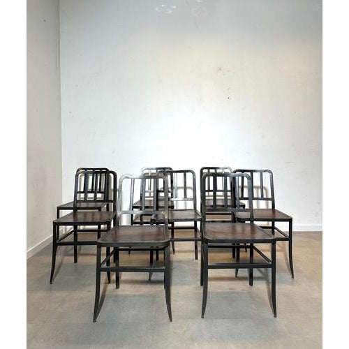 This industrial chair combines a solid wooden seat with a dark metal frame, resulting in a robust and timeless design. The...