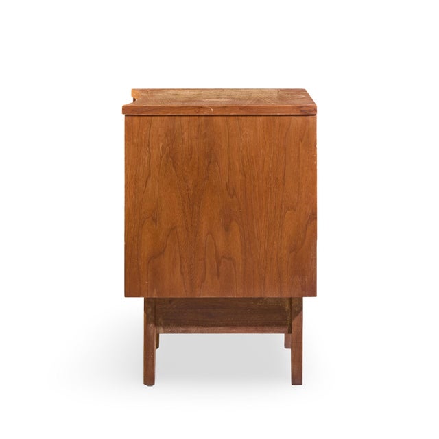 Young Manufacturing Young Manufacturing Mid Century Walnut Curved Front Nightstands - Pair For Sale - Image 4 of 11