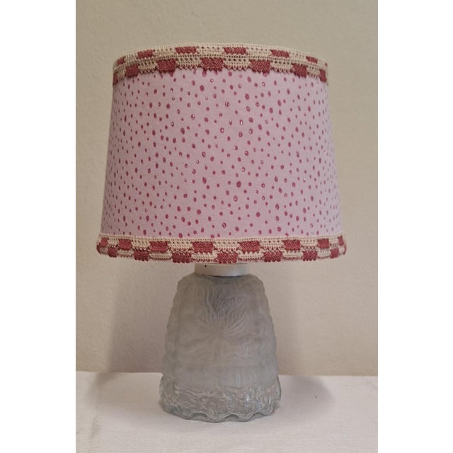 1970s Vintage Table Lamp with Frosted Relief Glass Base and Pink Fabric Shade, 1970s For Sale - Image 5 of 9