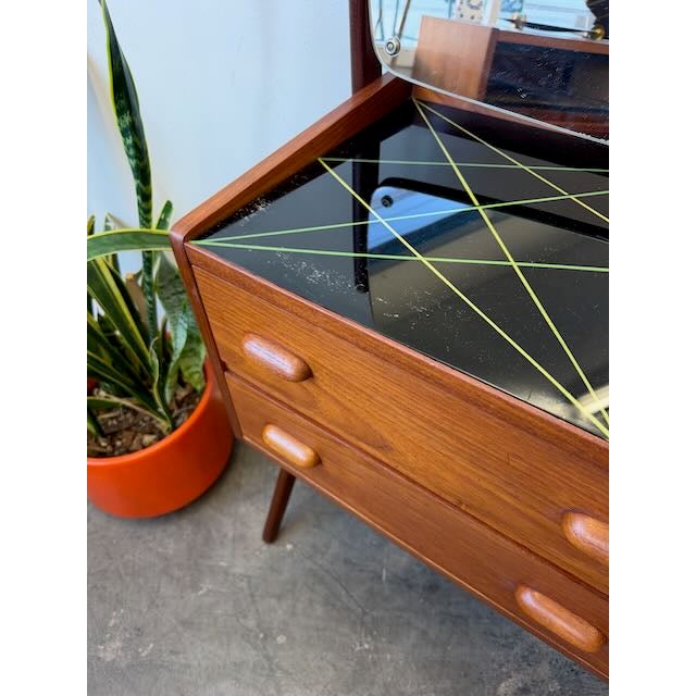 You finally find a 1960s Danish vanity that fits perfectly in a tight corner but doesn’t skimp on storage. ✨ This mid-...