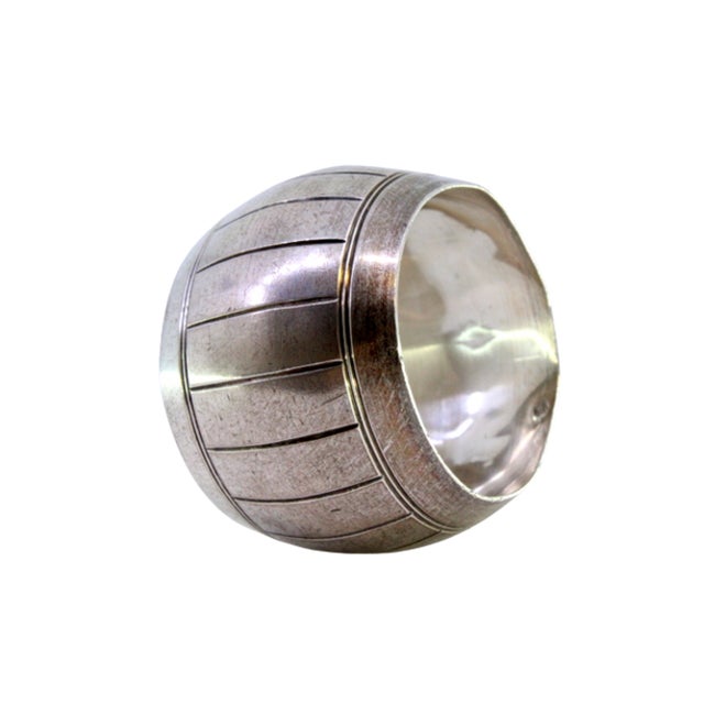 Metal Silver Napkin Ring with Kite-Shaped Bands and Beaded Edges For Sale - Image 7 of 7