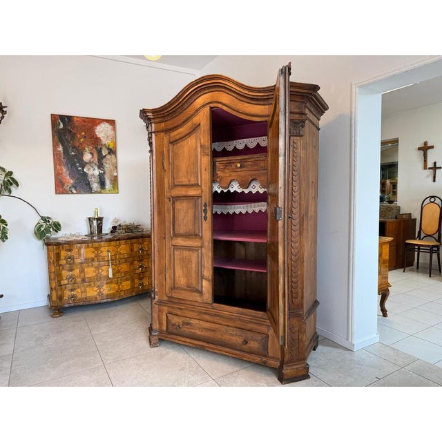 Dreamy Baroque-style display cabinet/bookcase. Dimensions: Height x Width x Depth 210 x 130 x 70 cm. Magnificent Baroque-...