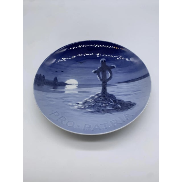 Bing & Grondahl Pro Patria Commemorative Plate from Bing & Grondahl, 1909 For Sale - Image 4 of 5