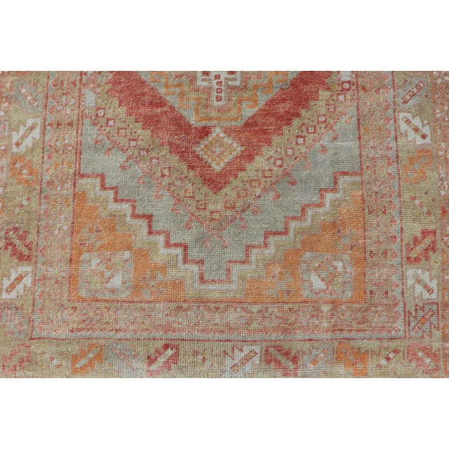 Turkish Vintage Oushak Rug With Medallion Design With Interconnected Motifs Measures 3'7"x5'7" For Sale In Atlanta - Image 6 of 10
