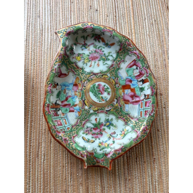 19th Century Pair of 19th Century Chinese Export Rose Medallion Porcelain Shrimp Dishes For Sale - Image 5 of 10