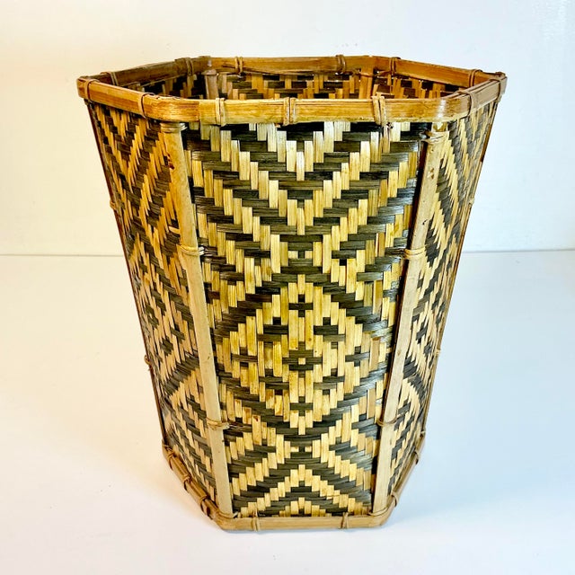 1970s Vintage Boho Chic British Colonial Split Reed Hexagonal Woven Wicker Wastebasket. For Sale - Image 4 of 12