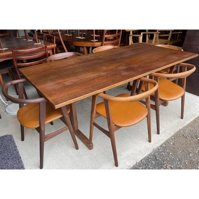 Rare original hans j. Wegner design, 1957 dining set in good used condition. The shaker style dining table is extendable...