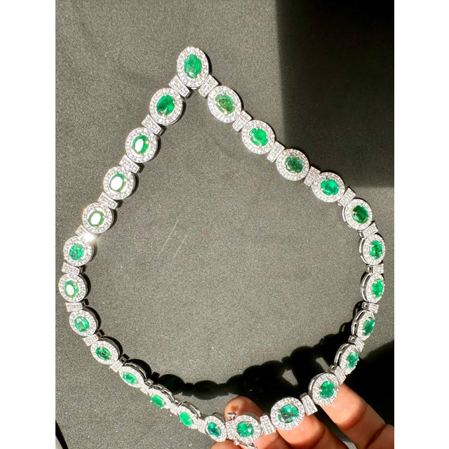 28 Carat Oval Shape Natural Emerald & 5 Carat Diamond Necklace in 14 Karat Gold For Sale In New York - Image 6 of 18