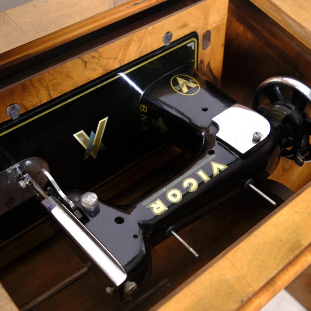 Art Deco Vigor Sewing Machine by A. Vigorelli for Pavia, 1930s For Sale - Image 3 of 18
