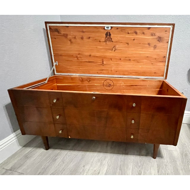 1964 Lane Cedar Hope Chest in great vintage condition. A charming Mid-Century Modern piece, perfect for storage, or as an...