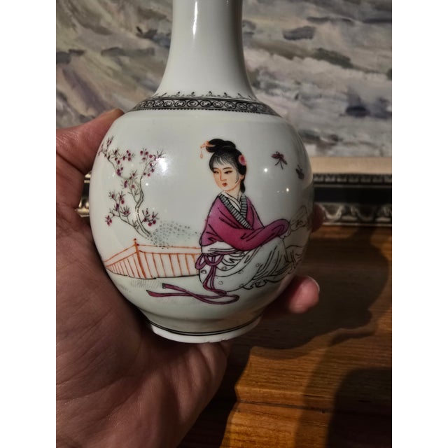 A fine antique / vintage chinese porcelain vase with handpainted decoration. Delicately painted gloriously depicting a...