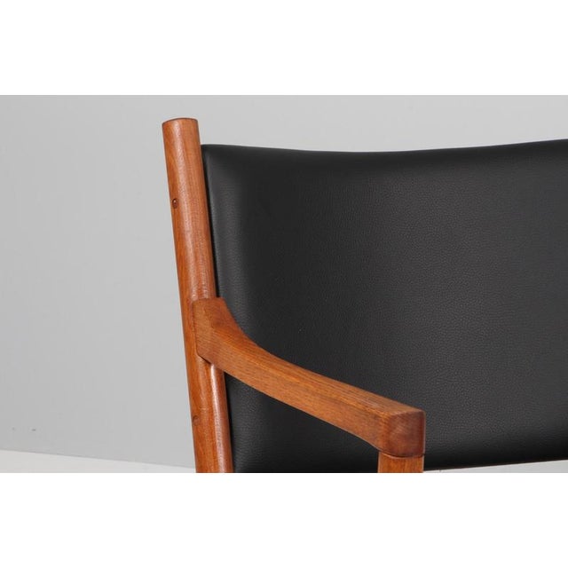 Model CH52 Lounge Chairs in Oak and Black Leather attributed to Hans J Wegner for Carl Hansen & Søn, 1970s, Set of 2 For Sale - Image 6 of 8