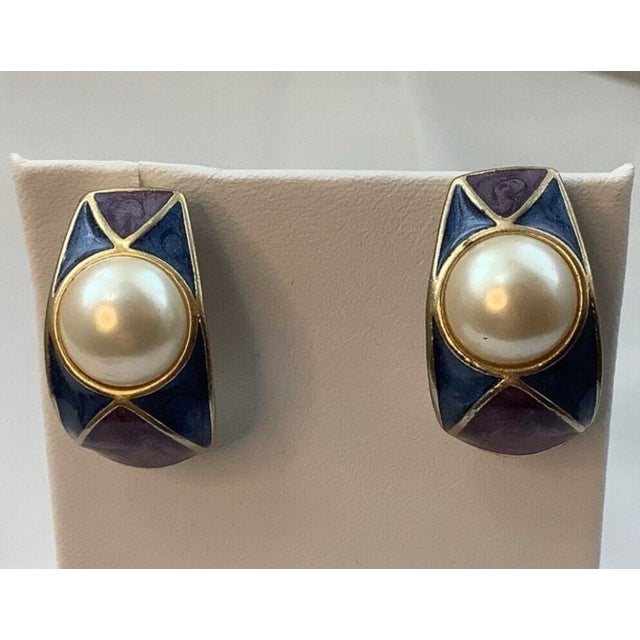 Art Deco 1980s Trifari Purple Blue Enamel Pearl Half Hoop Earrings, Pair For Sale - Image 3 of 10