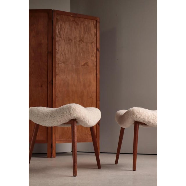 Scandinavian Modern Stools in Oakwood & Sheepskin, Denmark, 1950s, Set of 2 For Sale - Image 3 of 13