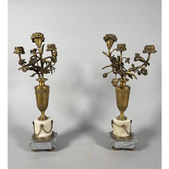 Neoclassical Pair of 19th-century marble and bronze vase-shaped candelabra with flower vases For Sale - Image 3 of 5