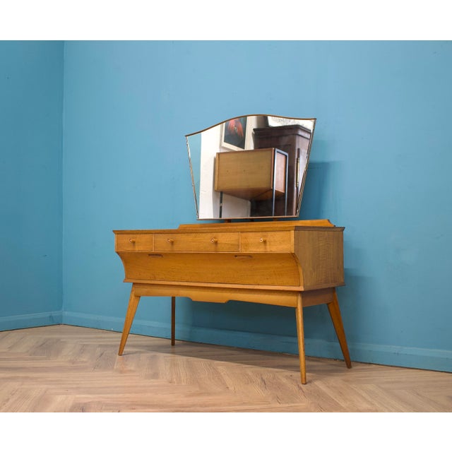 Mid-Century Modern Dressing Table in Walnut by Alfred Cox for Heals, 1950s For Sale - Image 3 of 11