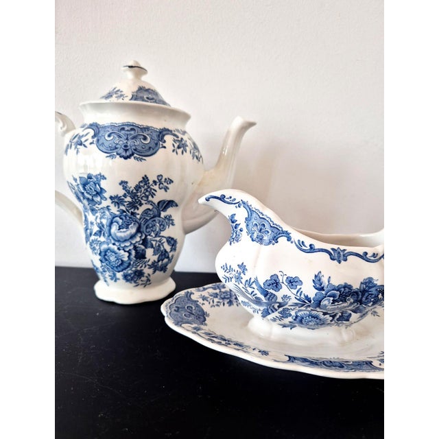 Vintage English Windsor Blue & White Ceramic Teapot & Gravy Boat Set from Ridgway, 1960s, Set of 2 For Sale - Image 3 of 5
