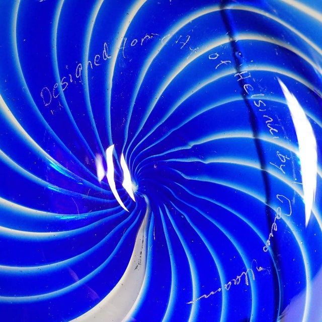 Large Filigree Glass Plate by Tarmo Maaronen for Bianco Blu, Fiscars Finnland For Sale - Image 6 of 7