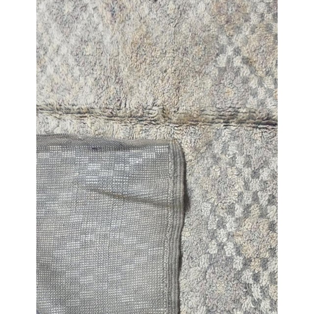 1980s Moroccan Minimalist Berber Rug - 8.9 X 5.5 Ft For Sale In Cleveland - Image 6 of 8