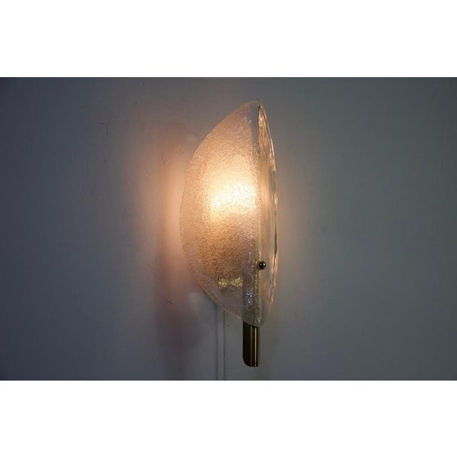 Brass and Ice Glass Wall Lamp attributed to Kalmar Franken, Austria, 1960s For Sale - Image 11 of 12