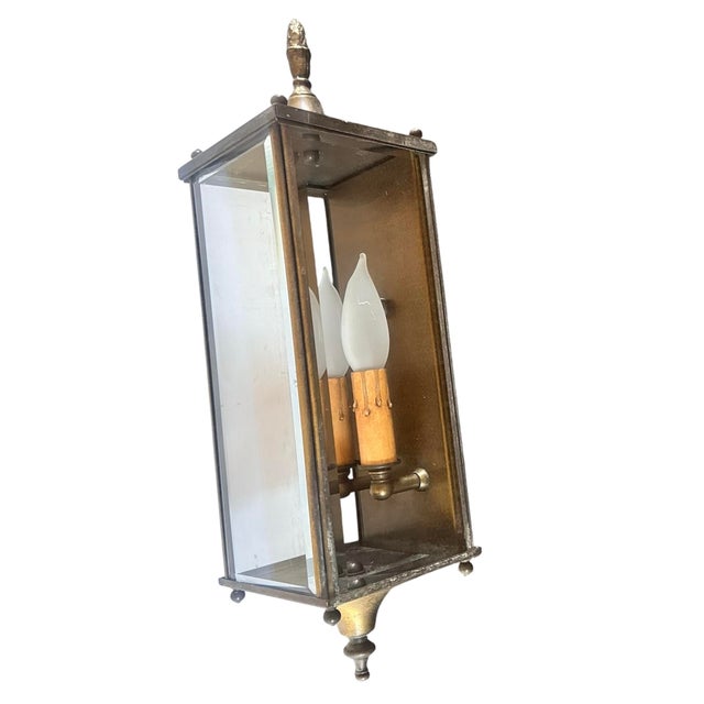 This is a great piece for so many areas of your home! Great beveling of glass adds to the sophistication of this piece....