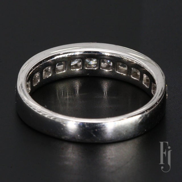 Contemporary 18k White Gold Channel Set Ring With Eleven Diamonds - Size 6.25 For Sale - Image 3 of 4