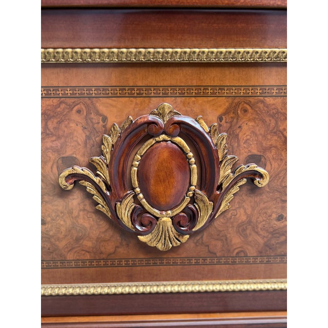 Brown Luxury Marzorati Italian 3-Door Vitrine Cabinet With Gilt Details, Lighting & Mirrored Back For Sale - Image 8 of 12