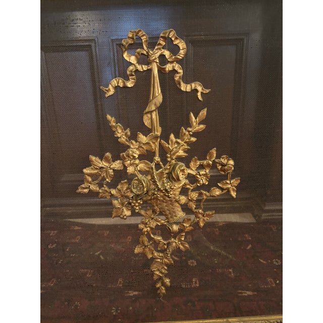 French Early 20th Century French Brass Fireplace Screen With Floral & Ribbon Motifs [Sp] For Sale - Image 3 of 9