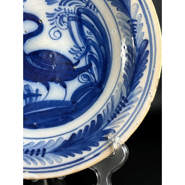 Spanish Talavera Blue and White Faience Charger with Bird and Helechos y Palmeta Decoration, 18th Century For Sale - Image 4 of 10