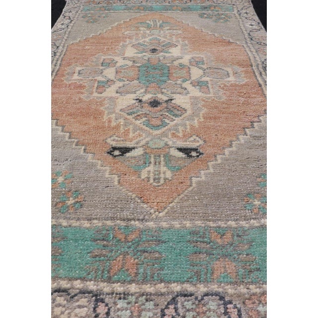 Vintage Turkish Oushak Rug with All-Over Sub-Geometric Medallion Design Keivan Woven Arts / rug EN-15923, country of...