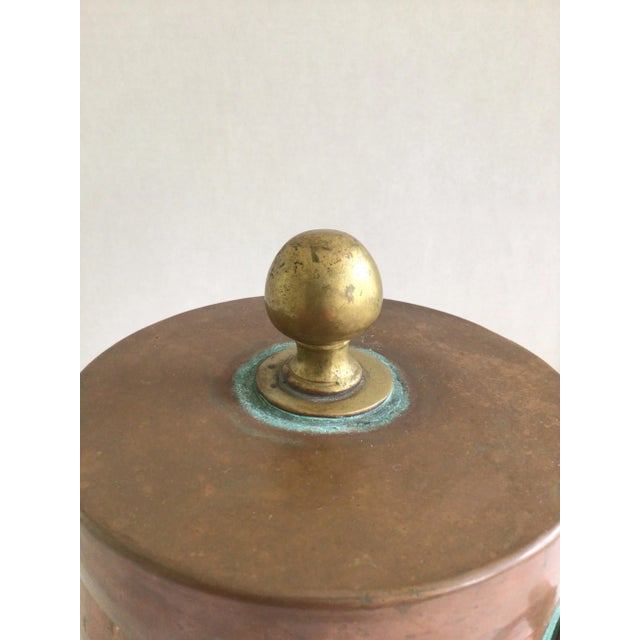 1920s 1920s Hammered Copper Ice Bucket With Brass Feet, Handles, and Knob For Sale - Image 5 of 8