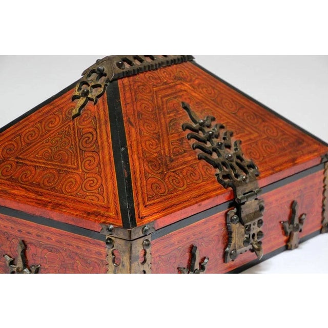 19th Century Indian Malabar Dowry Jewelry Box in Lacquered Teak With Handcrafted Brass From Kerala For Sale - Image 9 of 12