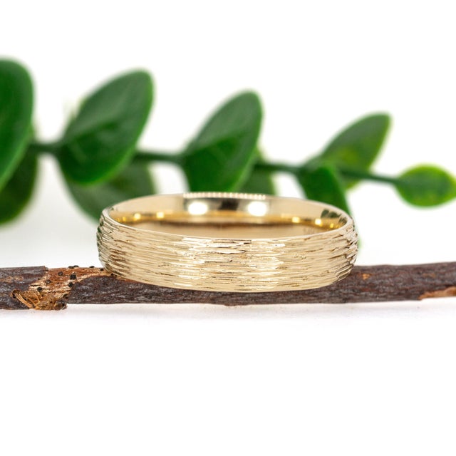 Modern Nature-Inspired Tree Bark Men’s Ring | Solid 14k Gold For Sale - Image 3 of 4