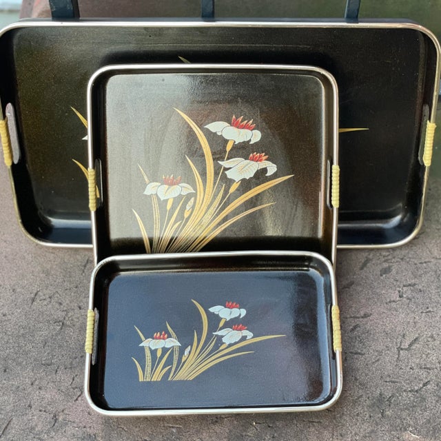Vintage Set of 3 Decorative Lacquer Ware Nesting Table Trays With Faux Wicker Wrapped Handles For Sale - Image 11 of 12