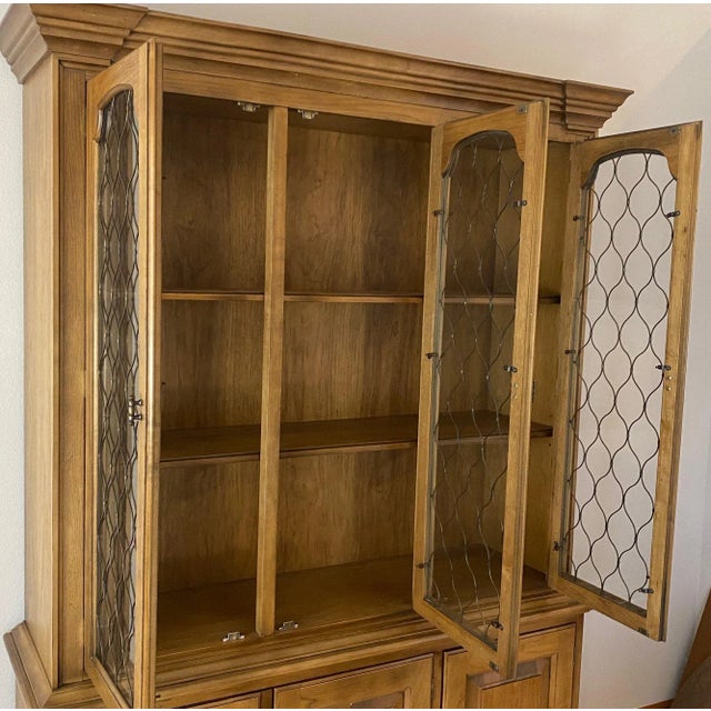 1940s Mid-Century Drexel China Cabinet With Arched Lattice Glass Doors For Sale - Image 5 of 12