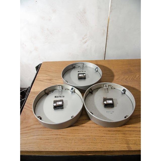 Industrial Grey Hammered Wall Clock from Aeg, Germany, 1960s For Sale - Image 12 of 15