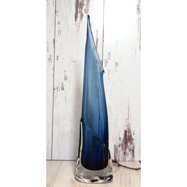 1990s Modern Sleek Branson Midnight Blue Slender Art Glass Calla Vase, Signed For Sale - Image 4 of 13