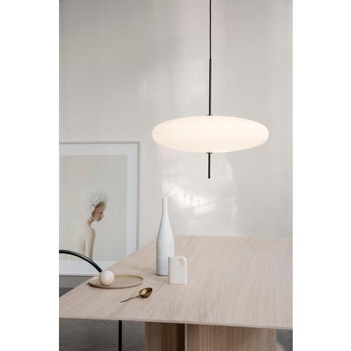 White Diffuser and Black Hardware Model 2065 Lamp by Gino Sarfatti For Sale - Image 3 of 11
