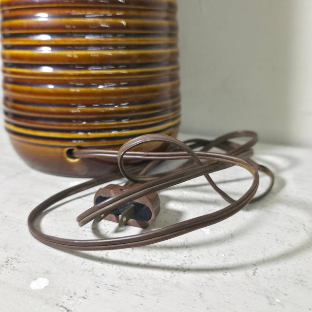 1970s Mid-Century Modern Ribbed Ceramic Drip-Glaze Table Lamp in Amber Brown For Sale - Image 11 of 12
