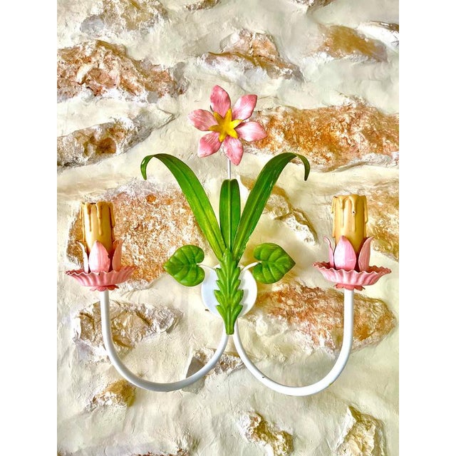 Hollywood Regency Floral Wall Light in Hand-Painted Tole Metal, Italy, 1960s For Sale - Image 3 of 7