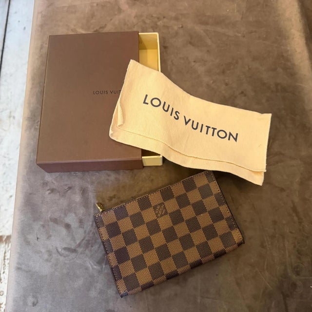 Mid-Century Modern A Vintage 1998 Full Set Louis Vuitton Brown Damier Bucket Companion Pouch For Sale - Image 3 of 16