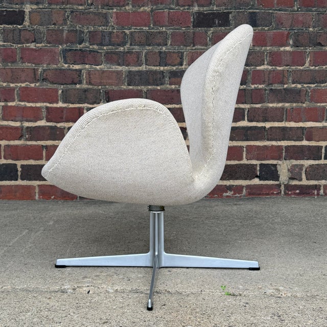 Mid-Century Modern Arne Jacobsen Swan Chair for Fritz Hansen For Sale - Image 3 of 12