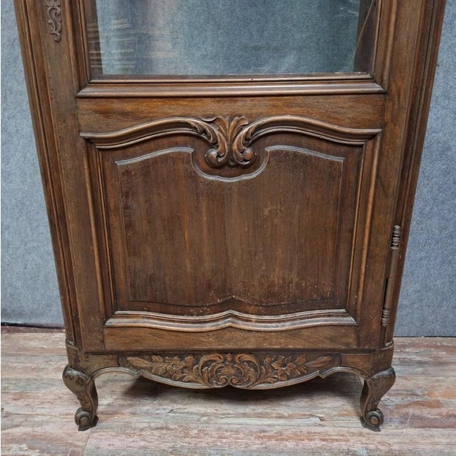 Mid-20th Century Louis XV French Display Cabinet in Walnut For Sale - Image 4 of 9