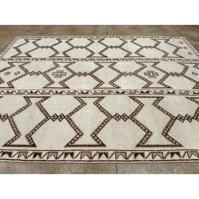 Galerie Shabab Collection Mid-20th Century Turkish Anatolian Room Size Carpet For Sale In New York - Image 6 of 10